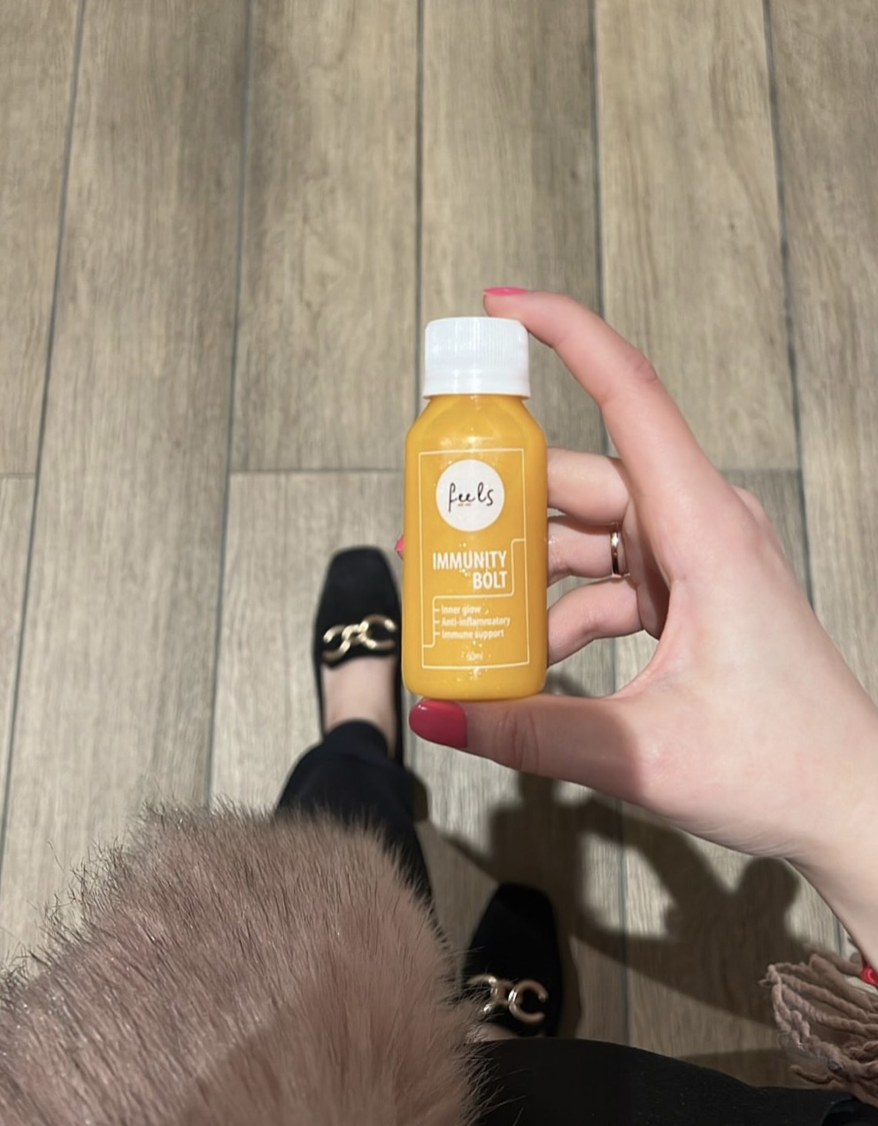 Vibrant fresh healthy shot from Feels made with fresh ingredients such as green juice, ginger, and lemon, intended to enhance energy and promote relaxation and wellness at gyms in Dubai.
