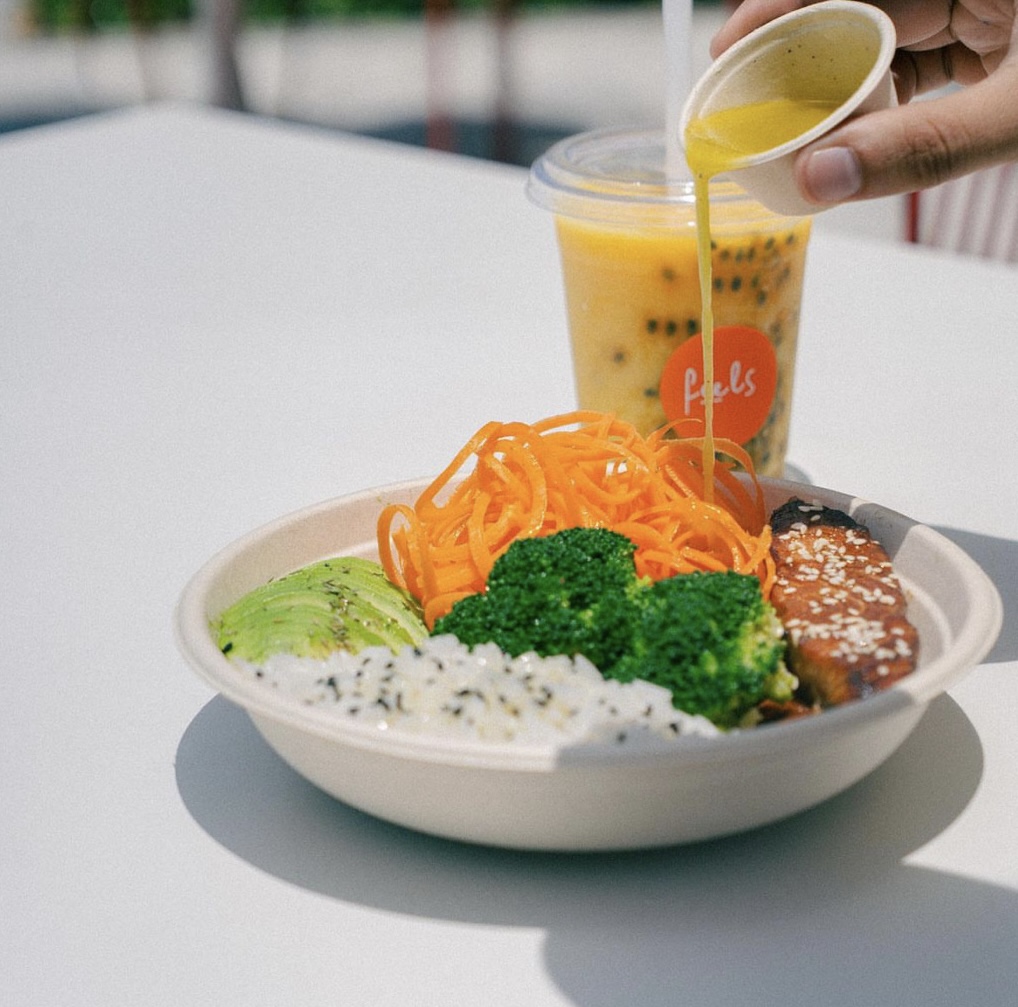 Healthy salad from Feels Cafe handpicked from nature’s finest ingredients packed with omega-3, carbs, protein, and fresh veggies at a gyms in Dubai.